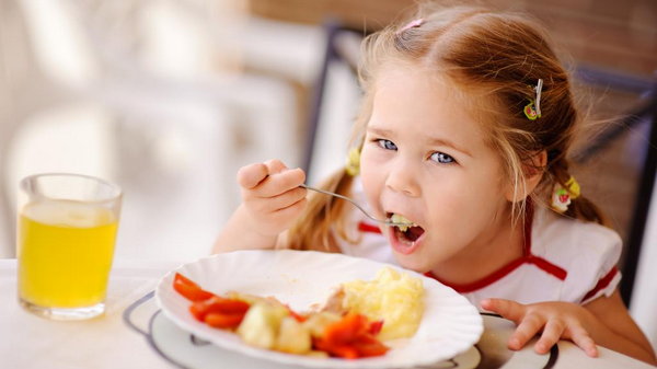 Почему нельзя заставлять ребенка доедать всю еду на тарелке