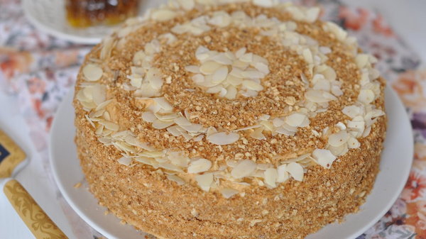 Домашний медовый торт с орехами