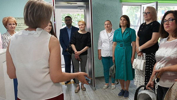 Почему нужно уважать дамочек из родительского комитета
