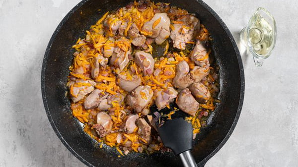 Куриная печень с луком и морковью на сковороде — рецепт