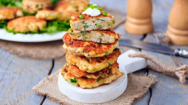 Куриные оладьи с сыром приготовленные на сковороде