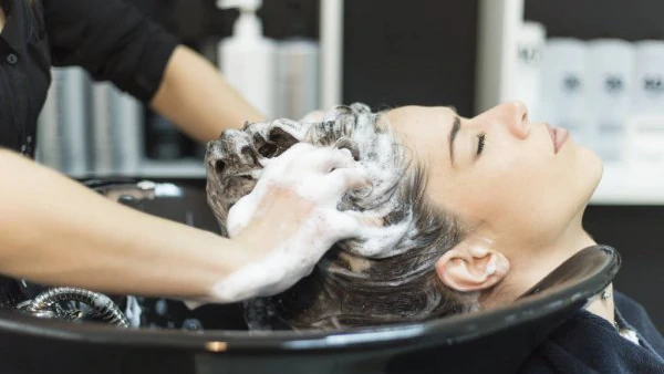 5 ошибок при мытье головы, которые превращают ваши волосы в паклю