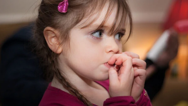 ​Ребенок грызет ногти — что делать?