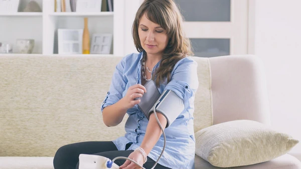 Не делайте этого, когда мерите давление: Топ-3 главных ошибки