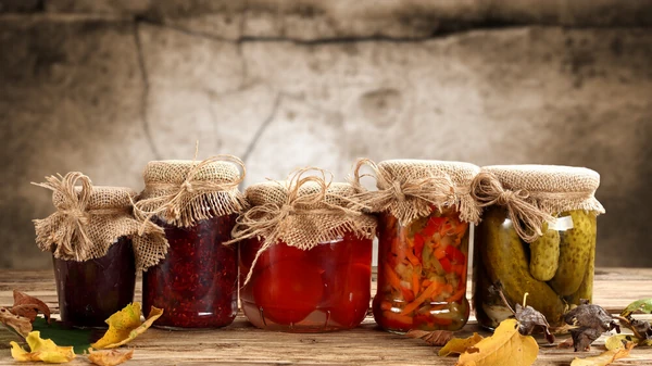 Квашеные или маринованные: семейный врач рассказал, какие закрутки дей...