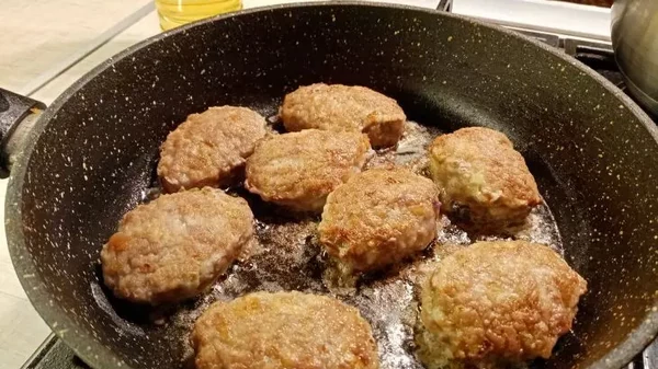 Что ни в коем случае нельзя добавлять в фарш, чтобы не испортить котле...