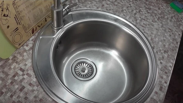 Зачем класть в слив кухонной раковины шарики из фольги: вы будете удив...