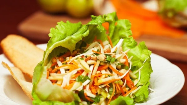 Веселая весна: как приготовить салат из сельдерея, моркови и яблок