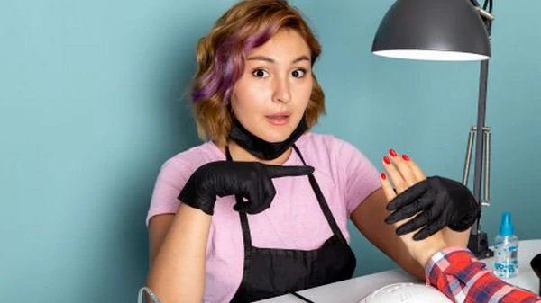 Никогда не делайте этого перед походом на маникюр: мастер назвала доса...