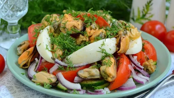 Вкусный салат из мидий: простой рецепт