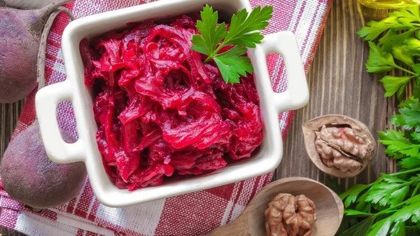 Витаминная бомба: рецепт салата из вареной свеклы и сырой моркови