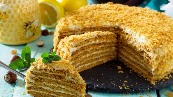 «Медовик» без лишних хлопот: новый рецепт воздушного десерта