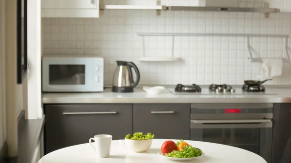 Названо 6 вещей, которые нельзя класть на стол, чтобы не навлечь беду