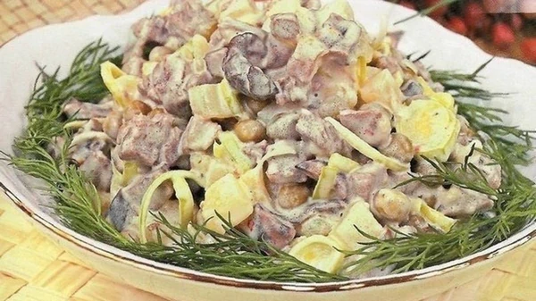 Мясной салат с грибами