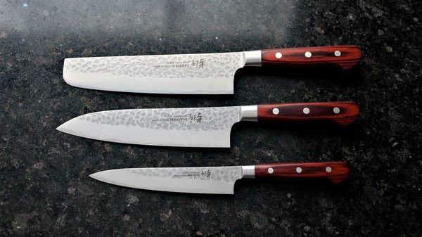 Распространённая ошибка — тянуться к японским ножам без опыта заточки.