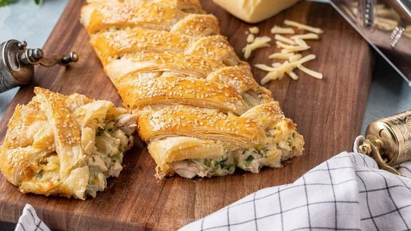 Пирог из слоеного теста с курицей и сыром: вкусно, сытно и быстро