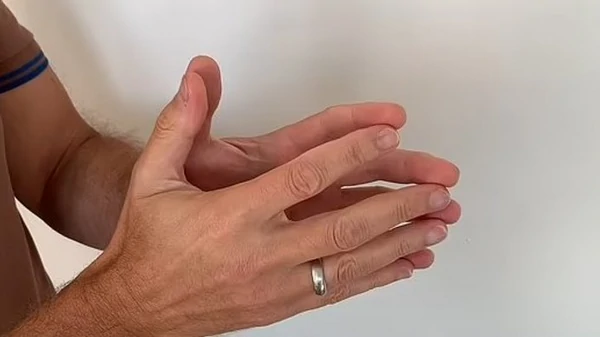 Как перестать грызть ногти и играть с волосами