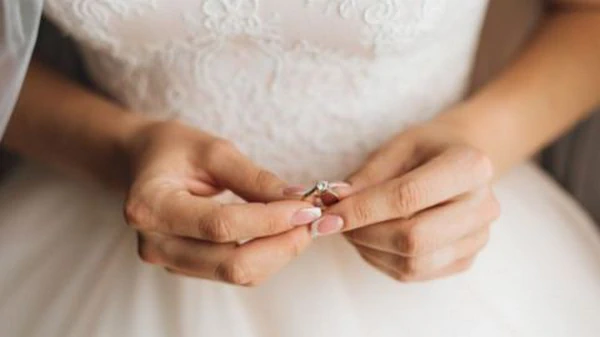 Что нельзя дарить на свадьбу: эти вещи приносят беды и несчастья