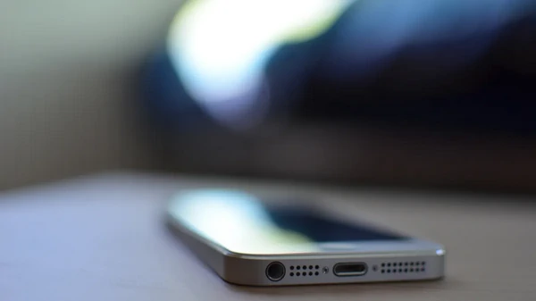 Об этом мало кто знает. 5 лайфхаков, которые сохранят заряд на смартфо...