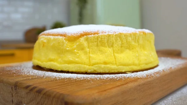 Нежный, как облако: рецепт пышного торта без муки с йогуртом