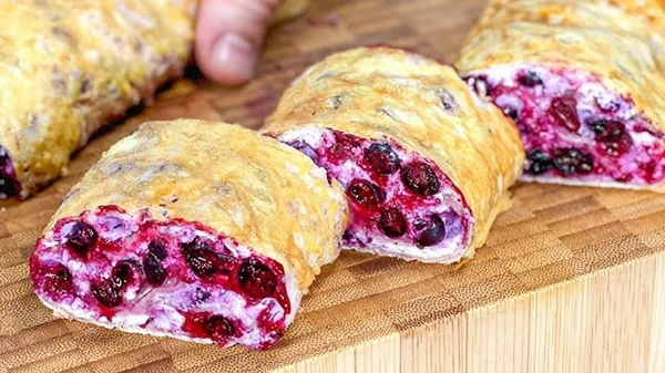 Десерт из лаваша: рецепт творожно-ягодного рулета без хлопот с тестом