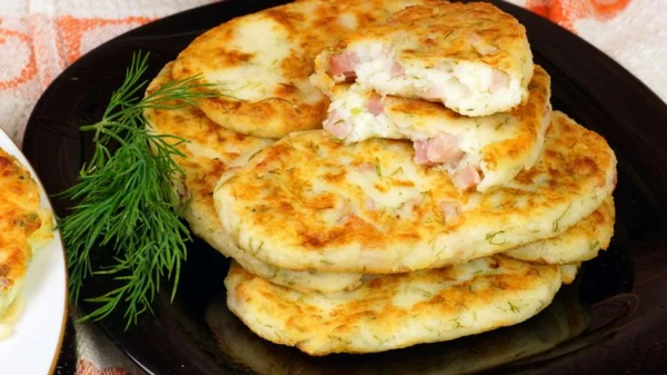 Ленивые пирожки с ветчиной и сыром на сковороде: очень простой рецепт