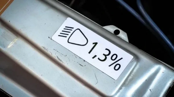 Вы об этом не догадывались: что означает наклейка под капотом в виде ф...