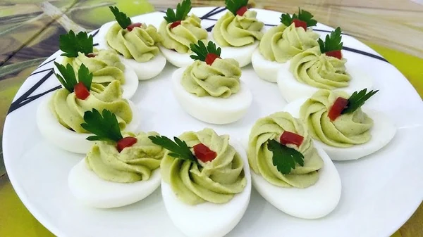 Яйца, фаршированные авокадо