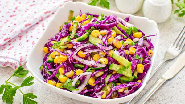 Салат из красной капусты с кукурузой: легкий рецепт полезного блюда