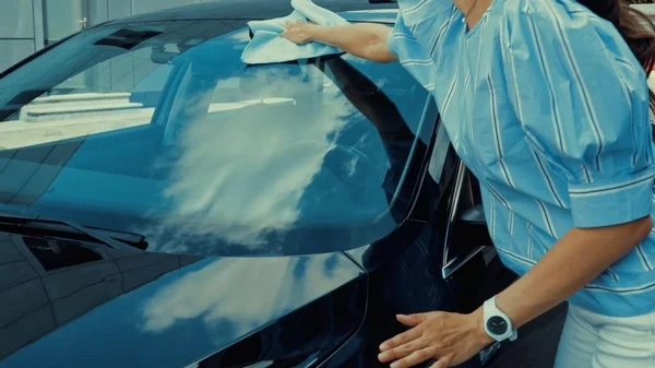 До блеска за 5 минут: чем лучше помыть лобовое стекло автомобиля