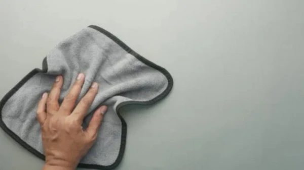 Пыль будет садиться реже: добавьте это средство в воду