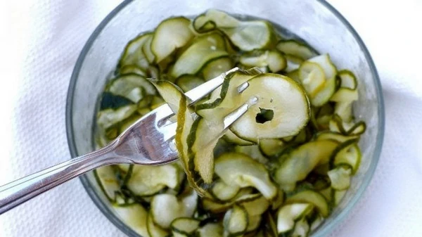 Кисло-сладкие огурцы: пикантная консервация не для всех