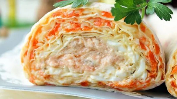 Рулет «Мимоза»: рецепт простого перекуса со вкусом любимого блюда