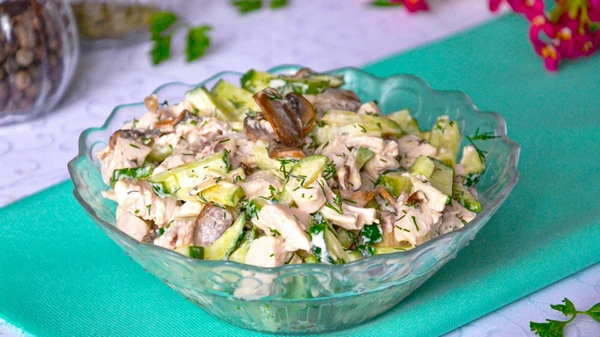 Салат с курицей, грибами и свежими огурцами