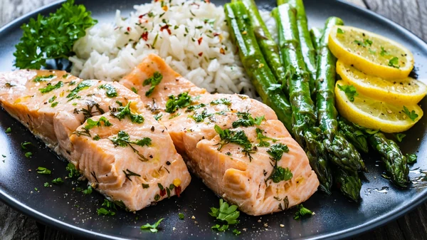 Запеченный лосось с рисом и спаржей: легкий ужин, который несложно при...