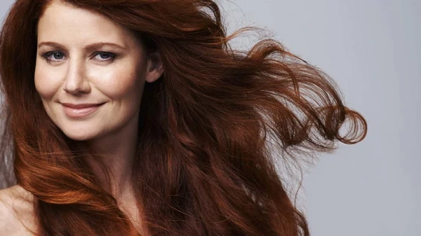 Как закрасить седину с помощью отвара аптечной травы: одно средство – ...