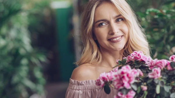 Ждите счастья после 40-ка: какие женские имена приносят удачу в этом в...