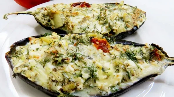 Баклажаны, запеченные с творожно-сырной начинкой