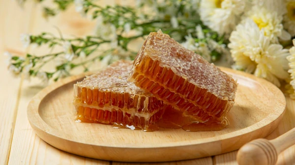 Эти секреты помогут вам дольше хранить медовые соты, которые очень пол...