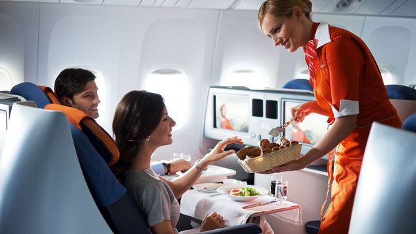 Почему бортпроводники не пьют чай и кофе в самолете (и вам не советуют)