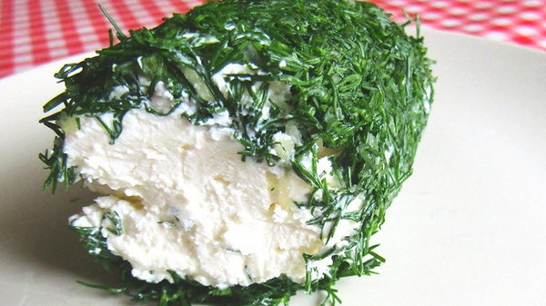 Домашний сыр с чесноком и зеленью