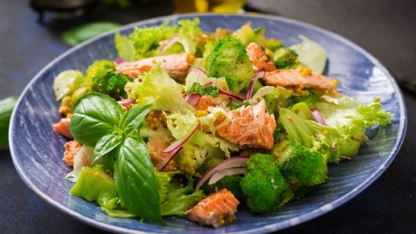Теплый салат из брокколи и лосося