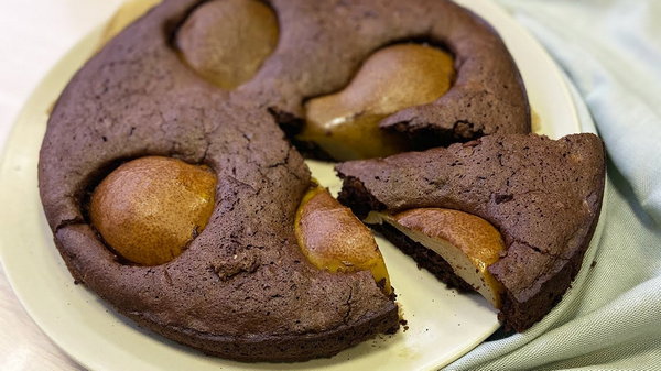 Как испечь шоколадный пирог с грушей и ромом