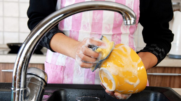 Для тех, кто не любит мыть посуду: 7 способов сделать рутину более приятной