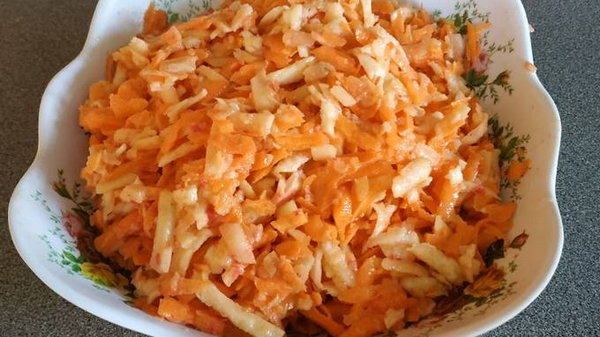 Рецепт пикантного салата с яблоками, морковью и сельдереем