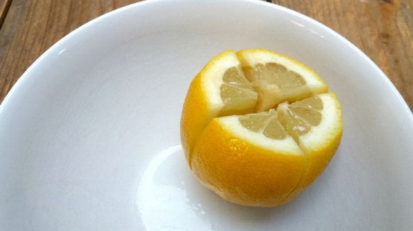Разрежь 3 лимона и помести их на тумбочку у кровати