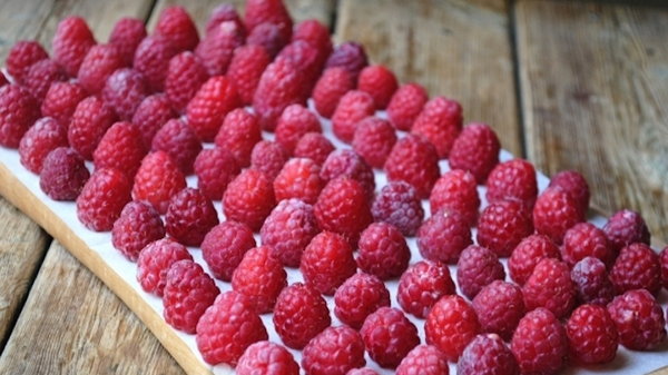 Как правильно заморозить ягоды малины