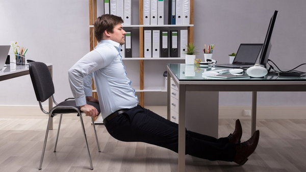 5 упражнений, которые можно выполнять за рабочим столом
