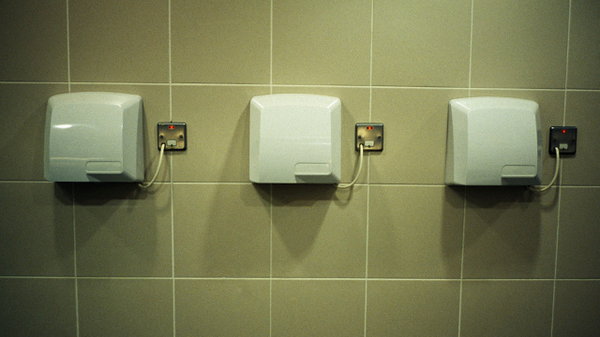 Вот почему сушить руки в туалете строго запрещено