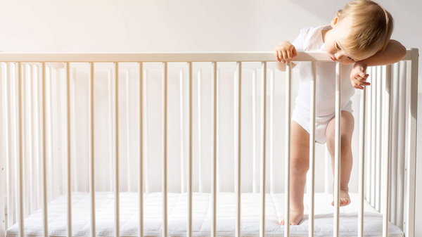 Когда и как перевести малыша в свою кроватку?